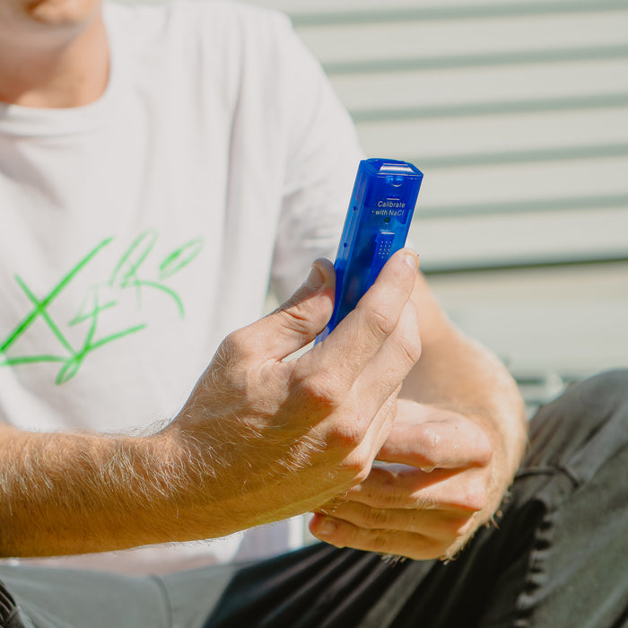 Handheld TDS Meter being used by a window cleaner to check the TDS at his job site before beginning work.
