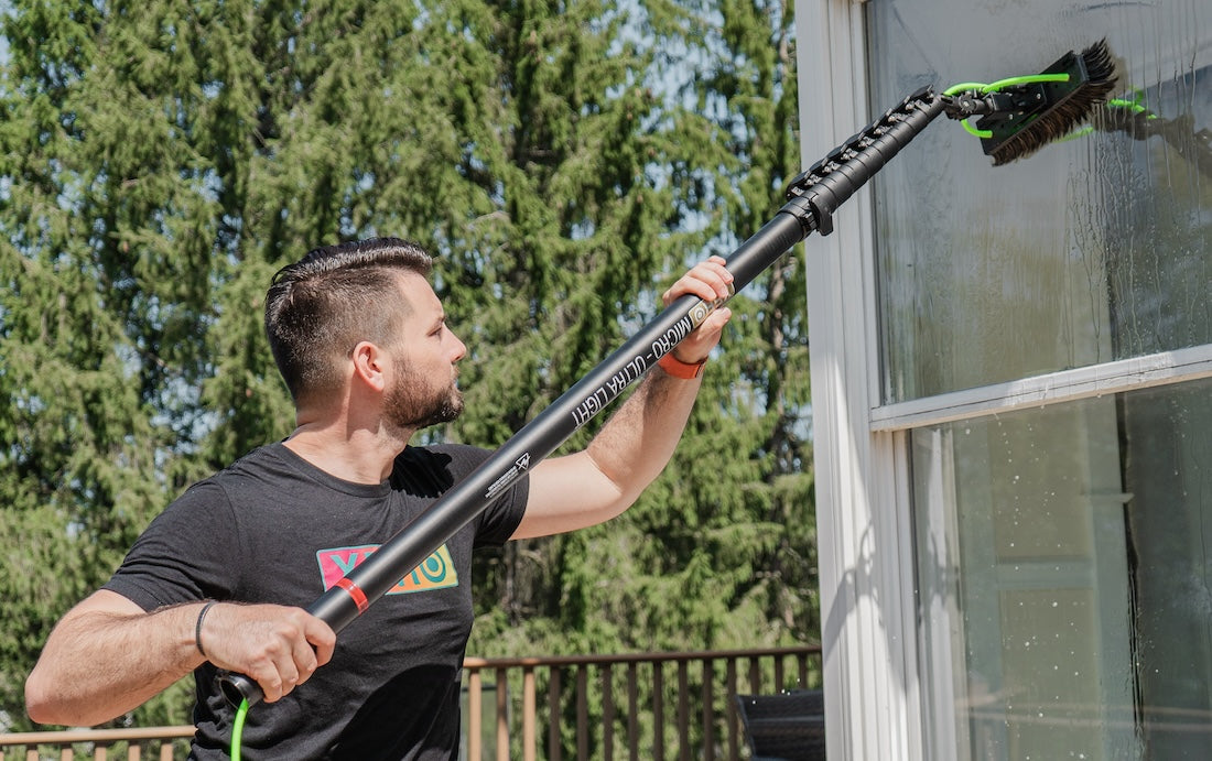 Cleaning windows with the XERO Micro Ultra Light water fed pole