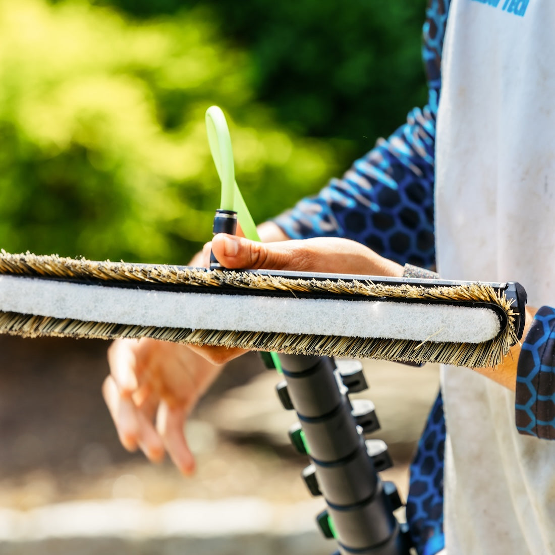 XERO Ultra Lite Brush Lifestyle View